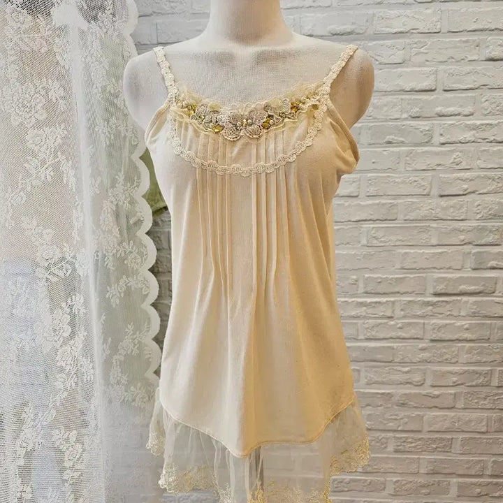 [BUNJANG] Axispharm Butterfly Embellished Tank Top / 악시즈팜 나비장식 나시