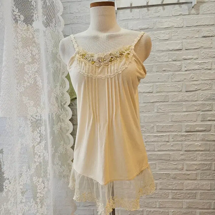 [BUNJANG] Axispharm Butterfly Embellished Tank Top / 악시즈팜 나비장식 나시