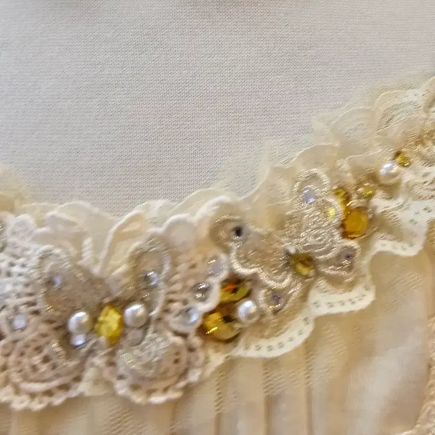 [BUNJANG] Axispharm Butterfly Embellished Tank Top / 악시즈팜 나비장식 나시
