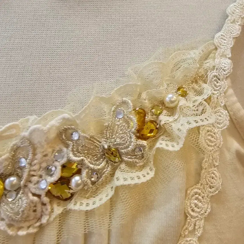 [BUNJANG] Axispharm Butterfly Embellished Tank Top / 악시즈팜 나비장식 나시