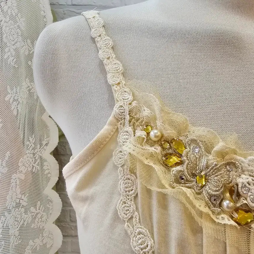 [BUNJANG] Axispharm Butterfly Embellished Tank Top / 악시즈팜 나비장식 나시