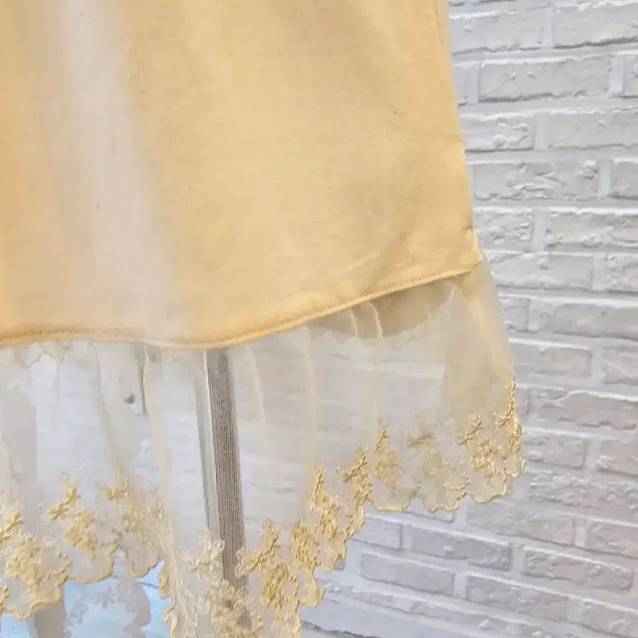 [BUNJANG] Axispharm Butterfly Embellished Tank Top / 악시즈팜 나비장식 나시