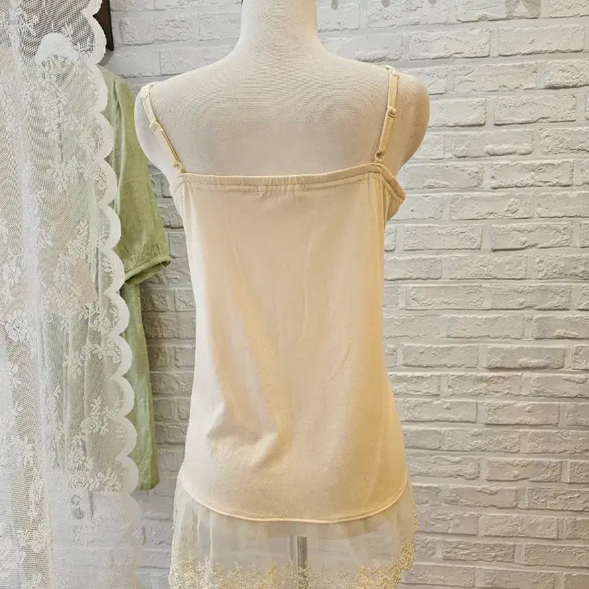 [BUNJANG] Axispharm Butterfly Embellished Tank Top / 악시즈팜 나비장식 나시