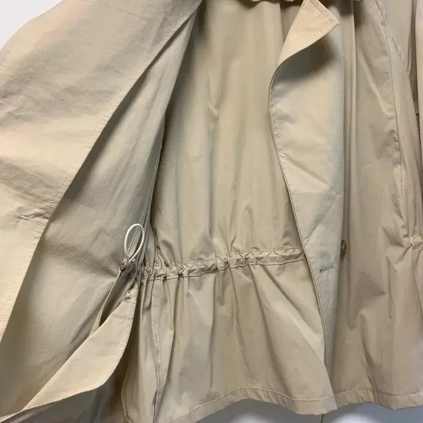 [BUNJANG] JEIKKI Beige Short Trench Jacket / JEIKKI 브랜드의 베이지 색상 숏 트렌치 자켓