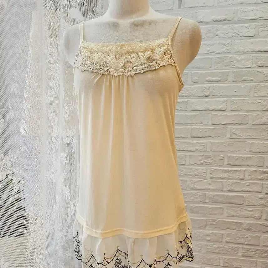 [BUNJANG] Axispharm Frill Trimmed Tank Top / 악시즈팜 프릴장식 나시