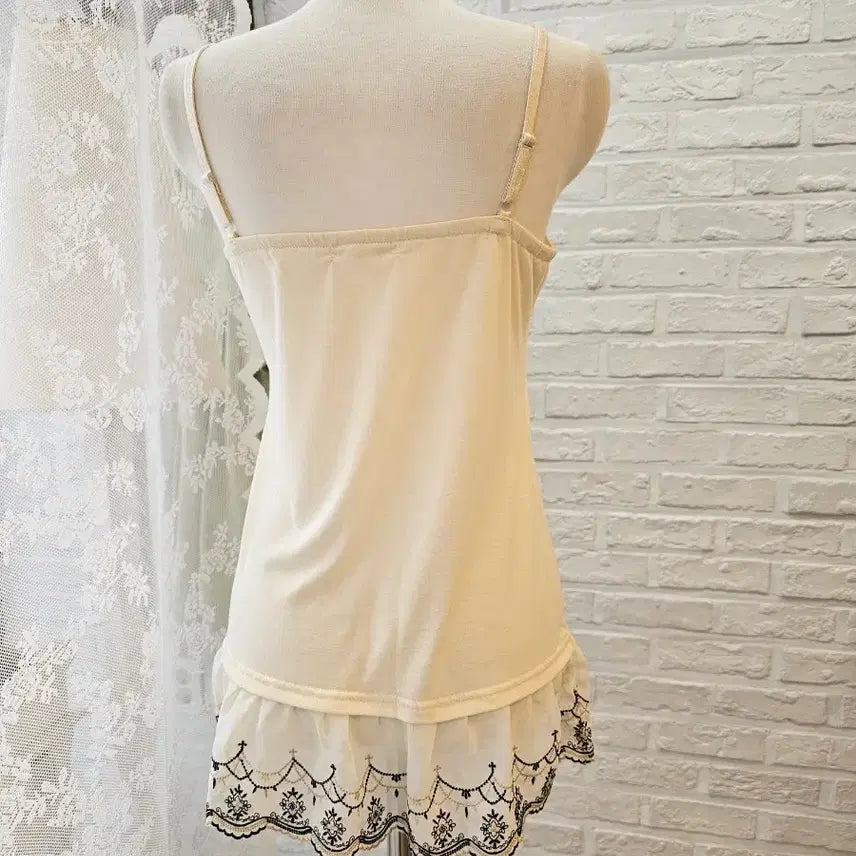 [BUNJANG] Axispharm Frill Trimmed Tank Top / 악시즈팜 프릴장식 나시