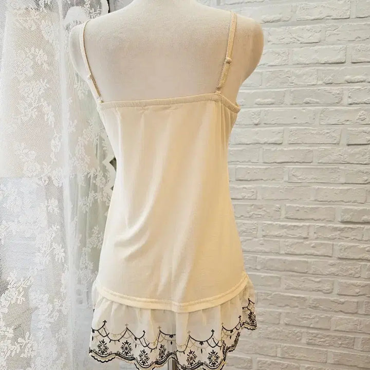 [BUNJANG] Axispharm Frill Trimmed Tank Top / 악시즈팜 프릴장식 나시