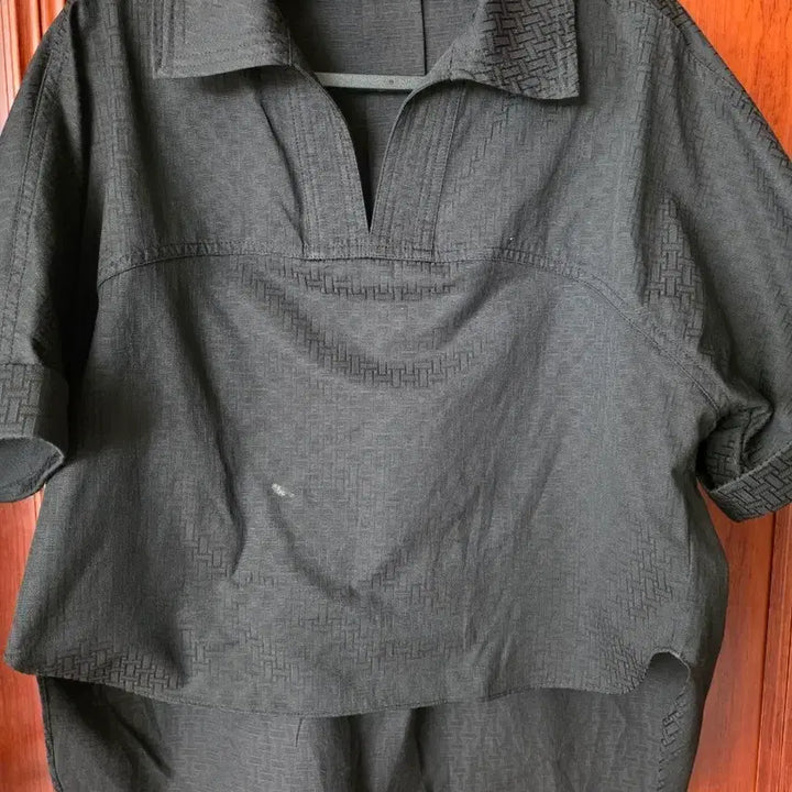 [BUNJANG] Pattern V-Neck Short Sleeve Blouse / 패턴 브이넥 반팔 블라우스 블랙