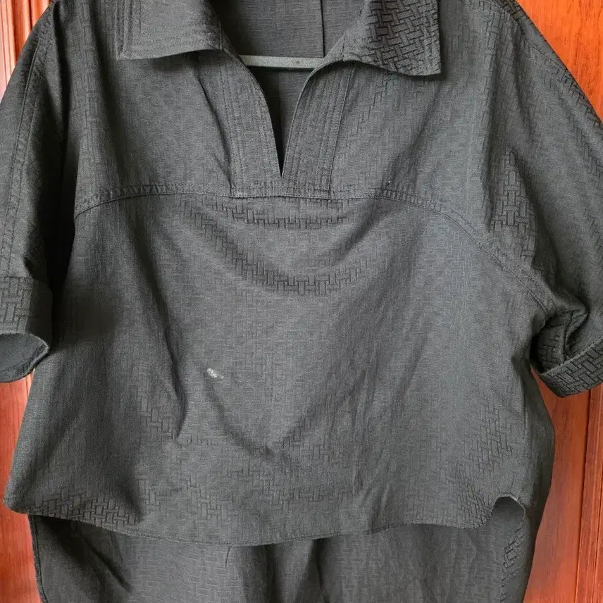 [BUNJANG] Pattern V-Neck Short Sleeve Blouse / 패턴 브이넥 반팔 블라우스 블랙
