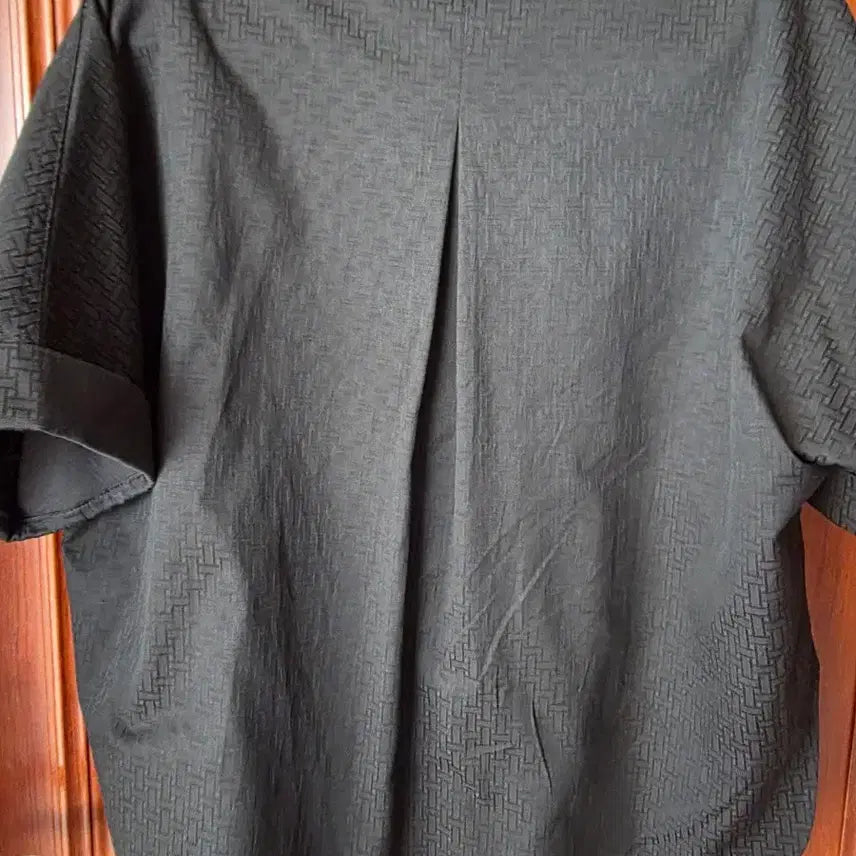 [BUNJANG] Pattern V-Neck Short Sleeve Blouse / 패턴 브이넥 반팔 블라우스 블랙