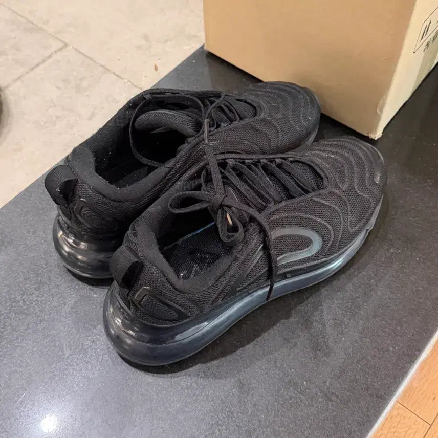 [SOLD OUT] 나이키 에어맥스 720 (250사이즈)
