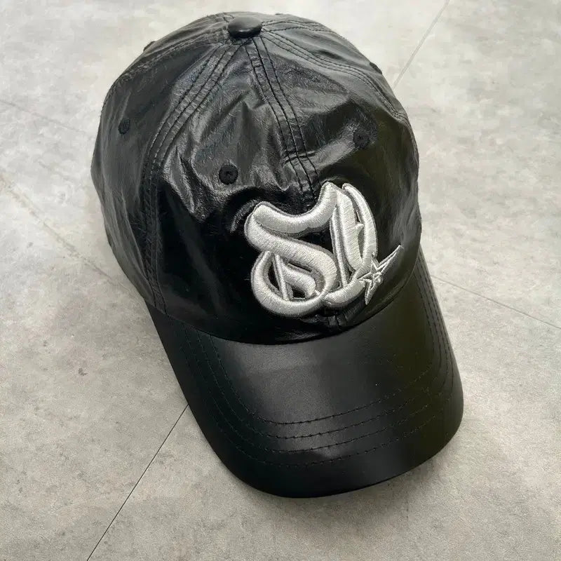 [SOLD OUT] 프리 스컬프터 메탈릭 3D 모노그램 볼캡 모자 블랙