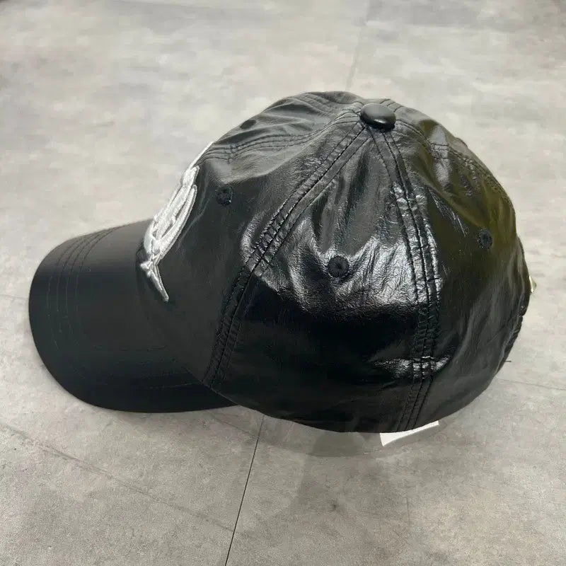 [SOLD OUT] 프리 스컬프터 메탈릭 3D 모노그램 볼캡 모자 블랙