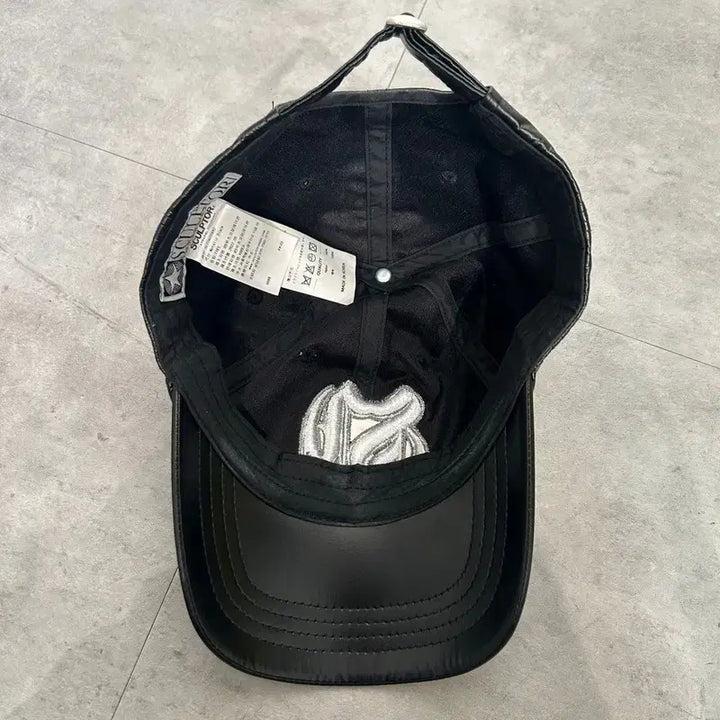 [SOLD OUT] 프리 스컬프터 메탈릭 3D 모노그램 볼캡 모자 블랙