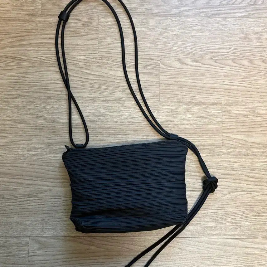 [BUNJANG] Pleats Please Crossbody Bag / 플리츠플리즈 크로스백 (이세이미야케)