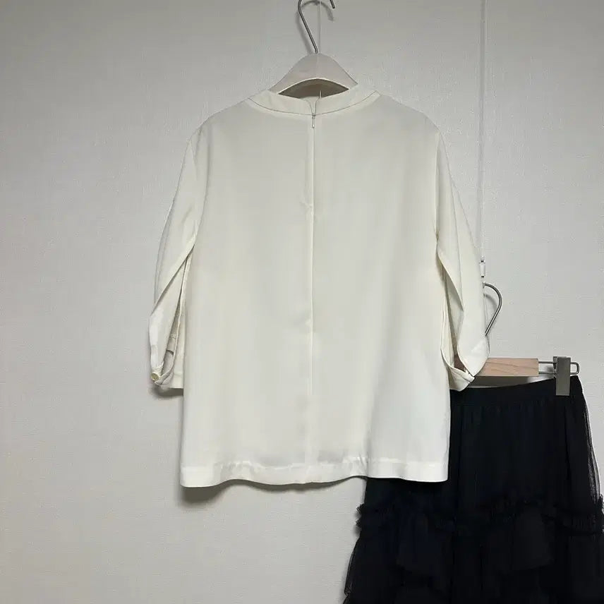 [BUNJANG] System Slit Sleeve Silk Blouse / 시스템 절개 슬리브 실켓 블라우스