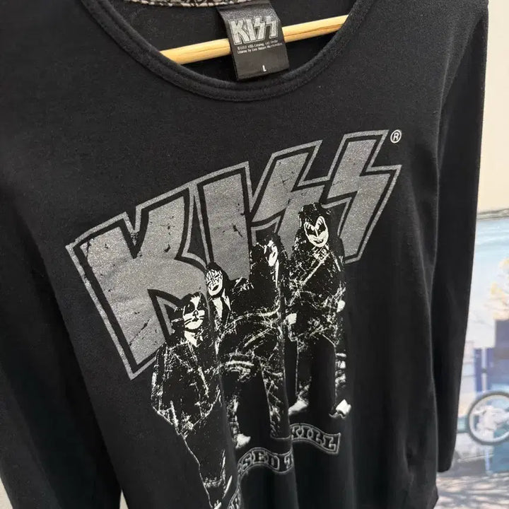 [BUNJANG] Kiss Band Sleeve T-shirt / 키스 밴드 슬리브티