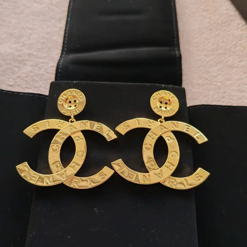 [BUNJANG] Chanel Paris Button Earrings Gold / 샤넬 메탈 파리 버튼 귀걸이 골드