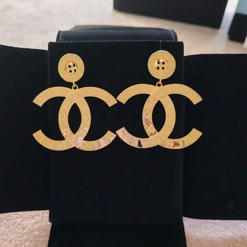 [BUNJANG] Chanel Paris Button Earrings Gold / 샤넬 메탈 파리 버튼 귀걸이 골드