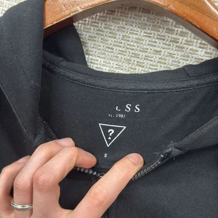 [SOLD OUT] 게스 자수로고 캐주얼 후드집업 S M13226
