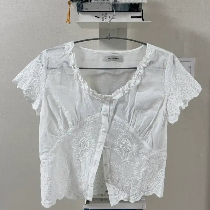 [BUNJANG] Milo Woman Scallop Lace Blouse White (Worn Once) / 밀로 우먼 스칼럽 레이스 블라우스 화이트 m (1회착용)