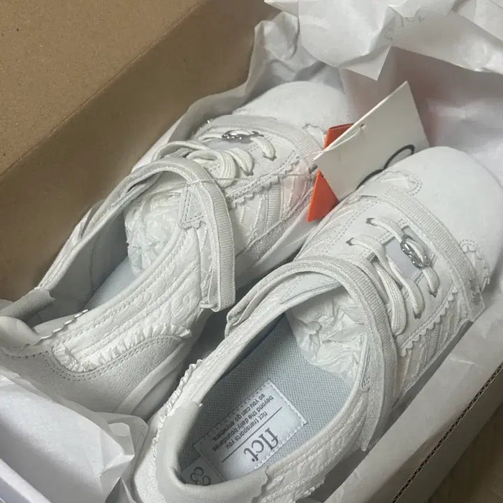 [BUNJANG] Tuomio Fluffy Citrus Sneakers / 뚜오미오 플러피시트러스 스니커즈