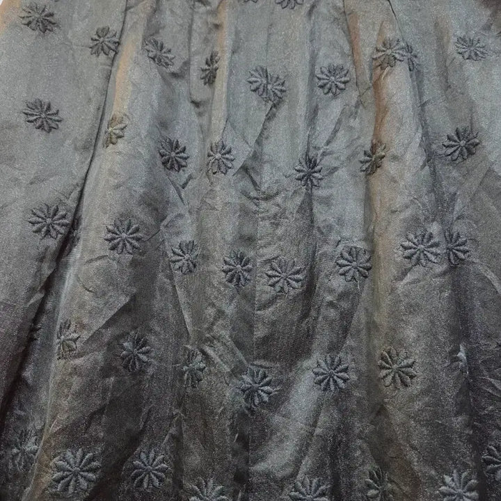 [BUNJANG] Black Floral Embroidered Long Skirt / 블랙 플라워 자수 롱 스커트