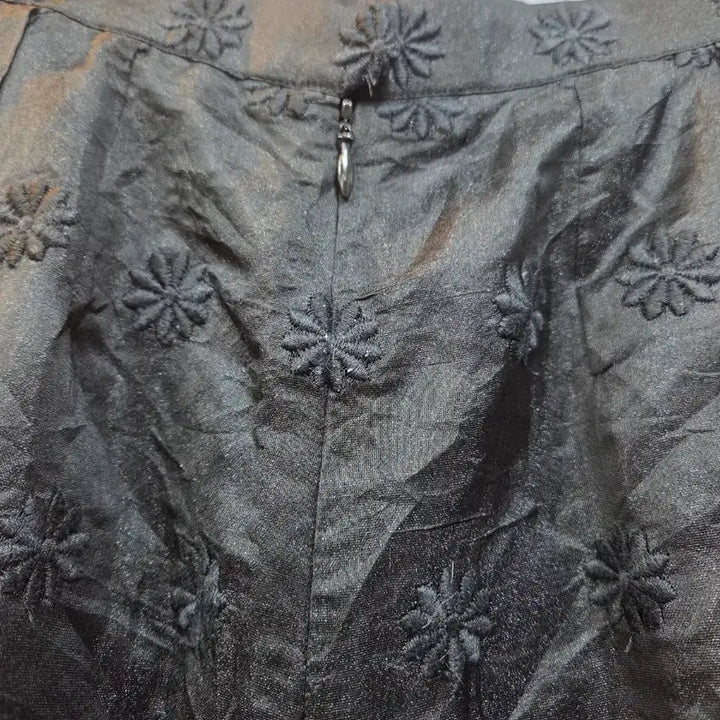 [BUNJANG] Black Floral Embroidered Long Skirt / 블랙 플라워 자수 롱 스커트