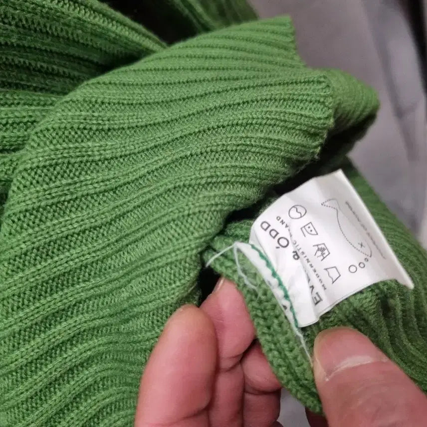 [BUNJANG] EVEN AND ODD Green V-Neck Ribbed Knit Sweater / EVEN AND ODD 그린 V넥 골지 니트 105