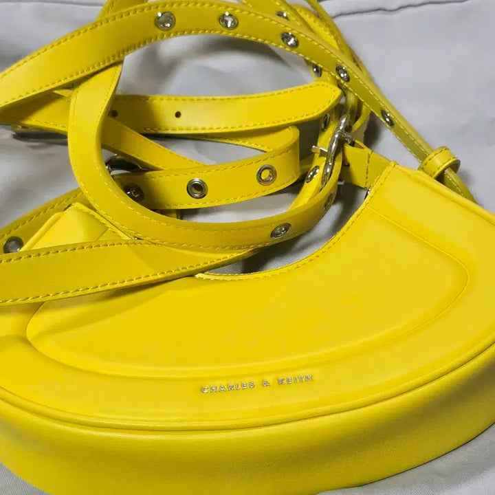 [BUNJANG] Charles &amp; Keith Petra Curve Shoulder Bag Yellow / 찰스앤키스 페트라 커브 숄더백 옐로우  세상품  매물없음