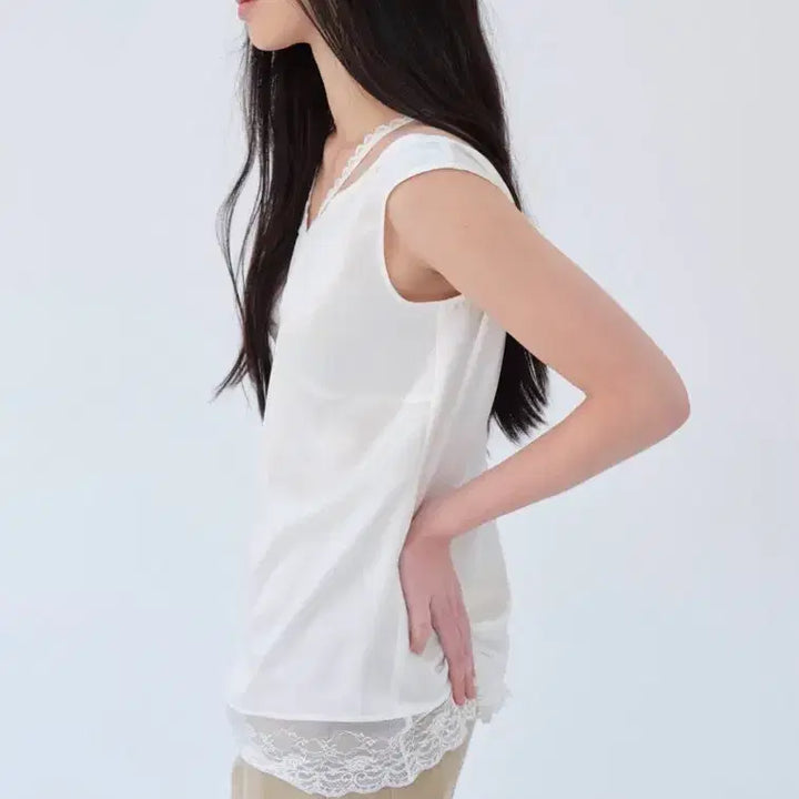 [BUNJANG] Sutto Lace Trim V-neck Top Ivory / sutto 레이스 트리밍 브이넥 탑 아이보리