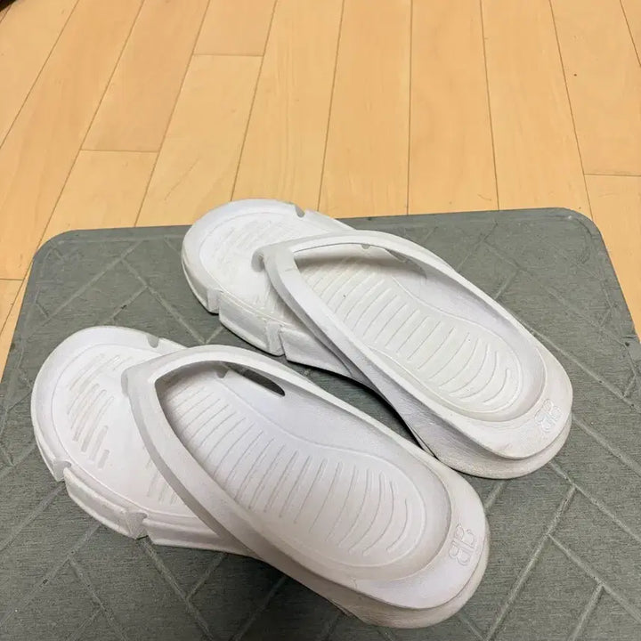 [BUNJANG] Balenciaga Flip Flops / 발렌시아가 화이트 쪼리 플립플립 40