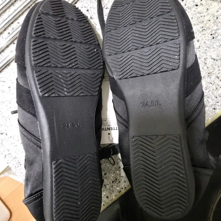 [BUNJANG] GU Balletcore Sneakers Black 245 / GU 발레코어 스니커즈 245 블랙