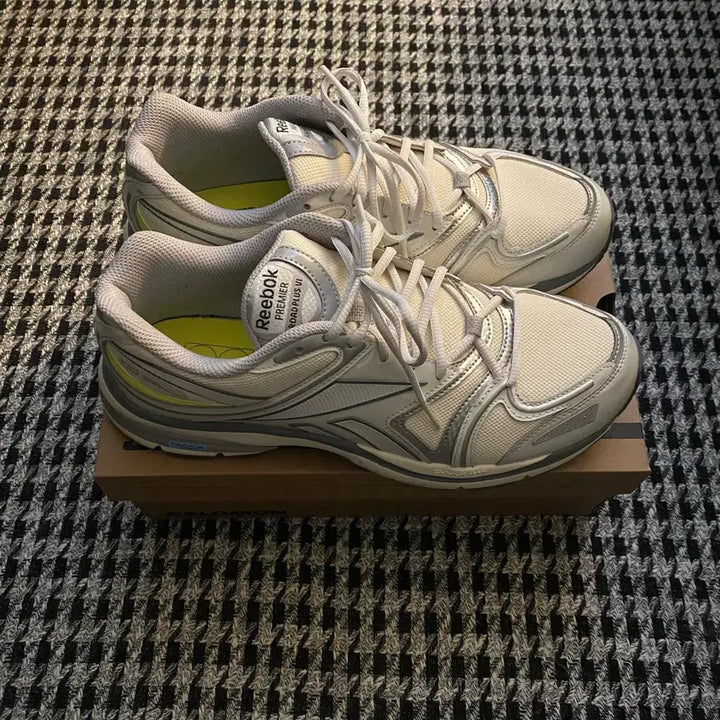 [BUNJANG] Reebok x Liful Premier Road Plus 6 Sneakers / [무료배송] 리복 x 라이풀 프리미어 로드 플러스 6 280