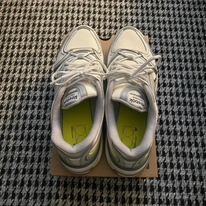 [BUNJANG] Reebok x Liful Premier Road Plus 6 Sneakers / [무료배송] 리복 x 라이풀 프리미어 로드 플러스 6 280