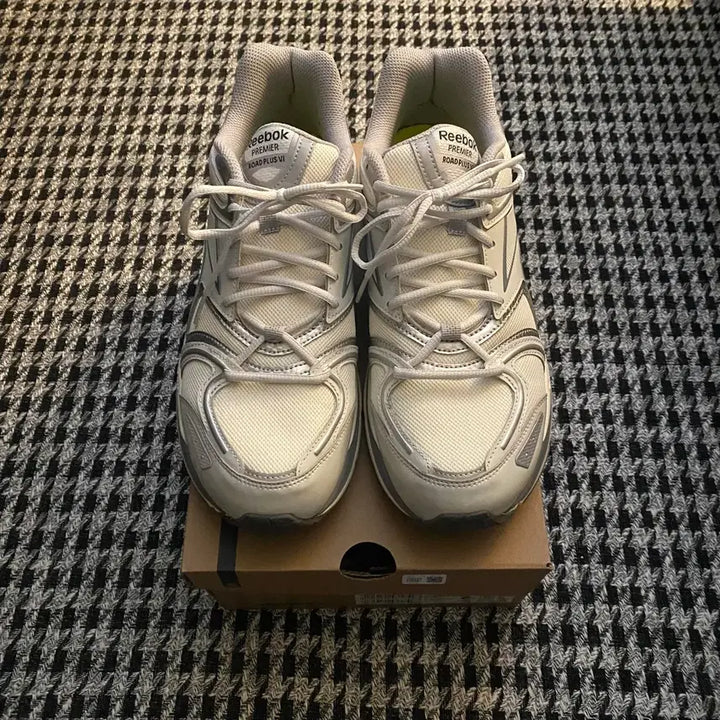 [BUNJANG] Reebok x Liful Premier Road Plus 6 Sneakers / [무료배송] 리복 x 라이풀 프리미어 로드 플러스 6 280