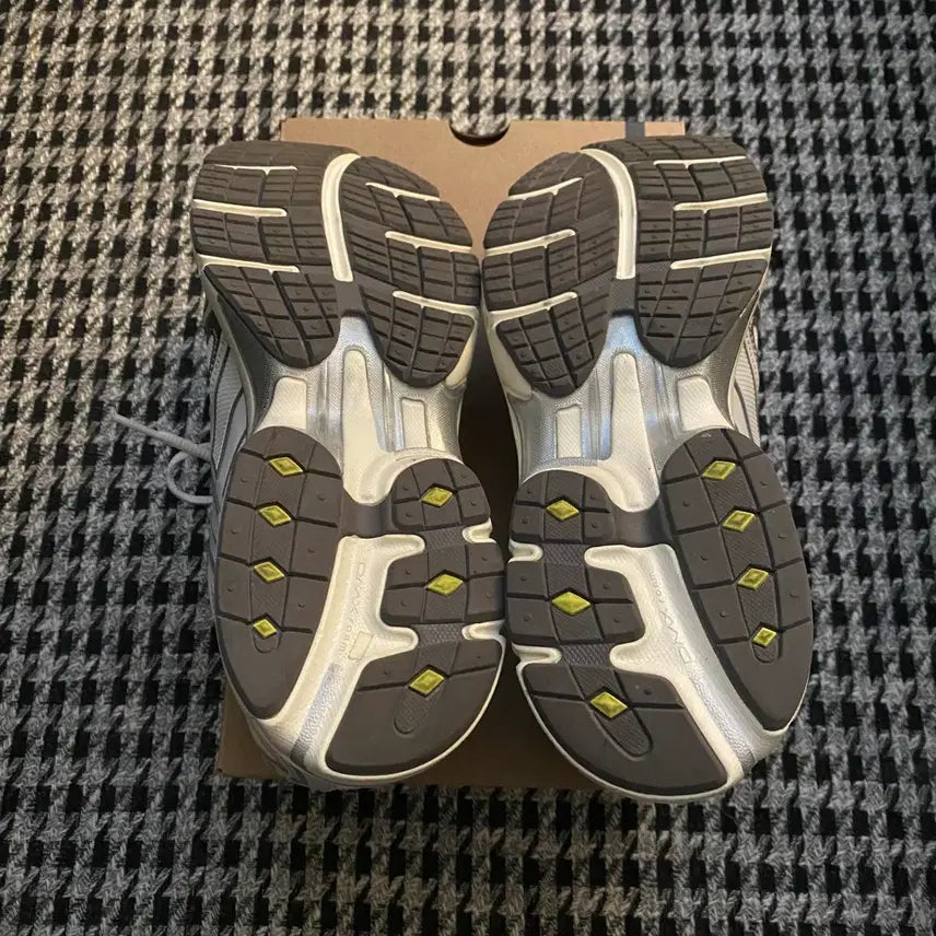 [BUNJANG] Reebok x Liful Premier Road Plus 6 Sneakers / [무료배송] 리복 x 라이풀 프리미어 로드 플러스 6 280