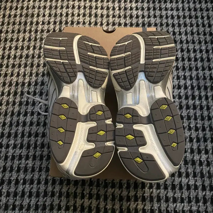 [BUNJANG] Reebok x Liful Premier Road Plus 6 Sneakers / [무료배송] 리복 x 라이풀 프리미어 로드 플러스 6 280