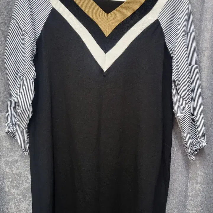 [BUNJANG] Striped Sleeve V-Neck Knit Dress / 스트라이프 셔츠 배색 브이넥 니트 원피스