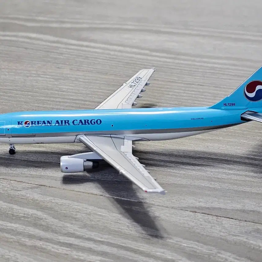 [BUNJANG] Korean Air Airbus A300-600R Model (1:400 Scale, Limited Edition) / 대한항공 비행기 모형 판매합니다