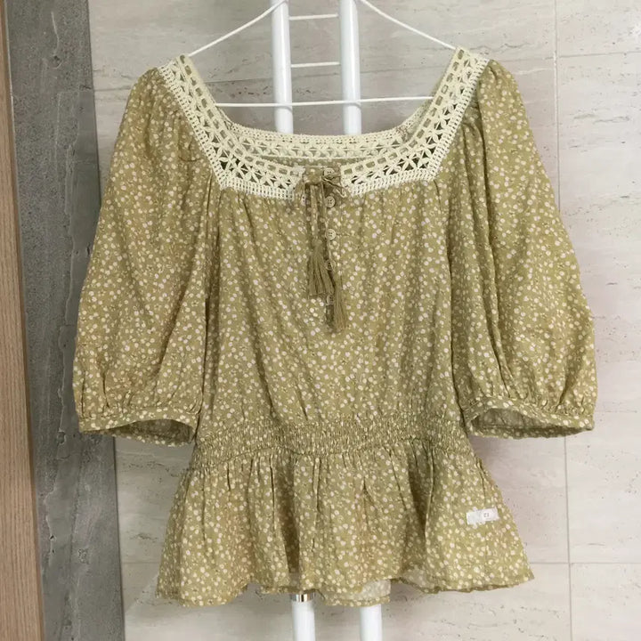 [BUNJANG] Thursday Island 22 Smoke Blouse / 써스데이아일랜드 22 스모크 블라우스 S