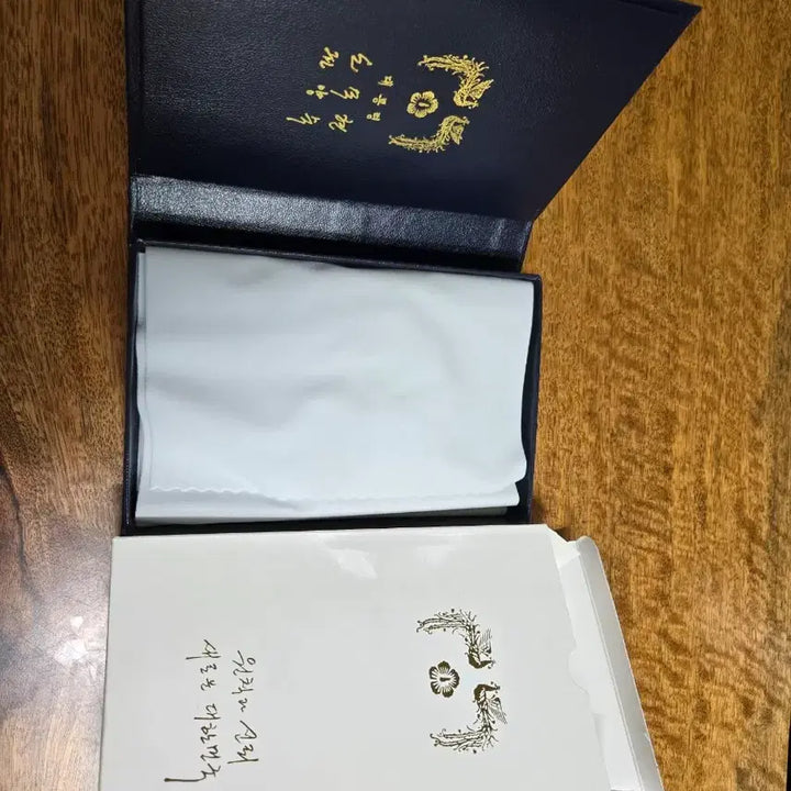 [BUNJANG] Roh Moo-hyun Presidential Wristwatch Set / 노무현 대통령 남녀 손목시계 세트. 미사용.