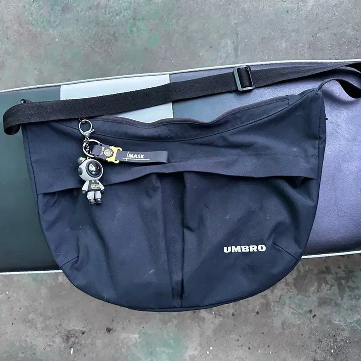 [BUNJANG] Umbro Black Half-Moon Crossbody Bag + Keyring / 엄브로 블랙 반달 크로스백 + 키링