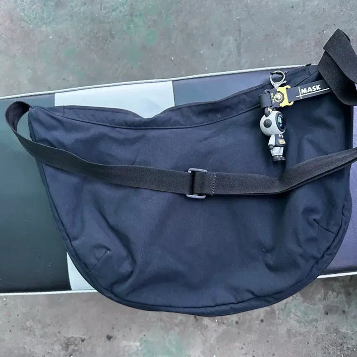 [BUNJANG] Umbro Black Half-Moon Crossbody Bag + Keyring / 엄브로 블랙 반달 크로스백 + 키링