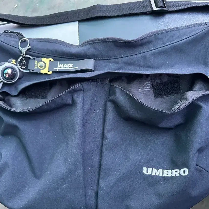 [BUNJANG] Umbro Black Half-Moon Crossbody Bag + Keyring / 엄브로 블랙 반달 크로스백 + 키링