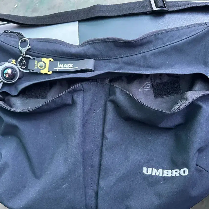 [BUNJANG] Umbro Black Half-Moon Crossbody Bag + Keyring / 엄브로 블랙 반달 크로스백 + 키링