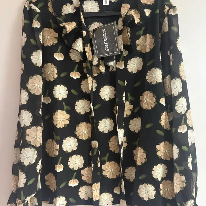 [SOLD OUT] 모던한 쉬폰 플라워 블라우스 새상품