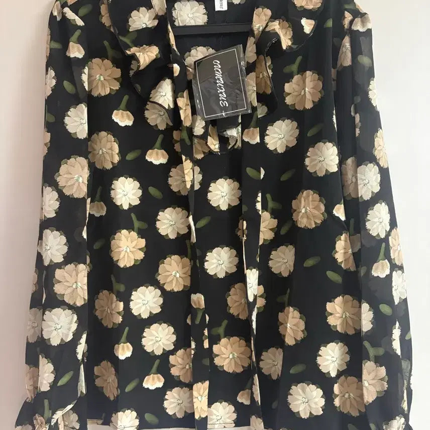 [SOLD OUT] 모던한 쉬폰 플라워 블라우스 새상품