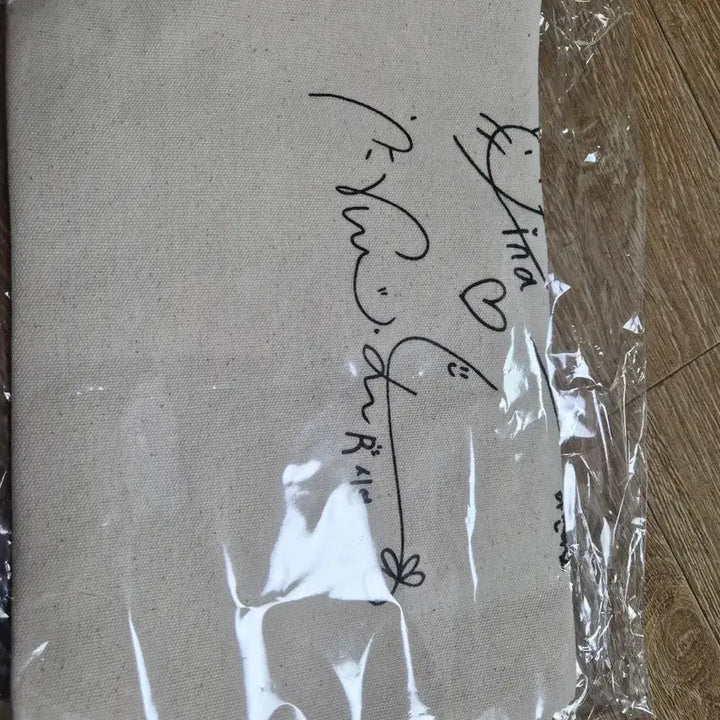[BUNJANG] QWER Good Neighbors Eco-bag &amp; Handwritten Booklet Set / qwer 1집 굿네이버스 에코백 및 손글씨 책자