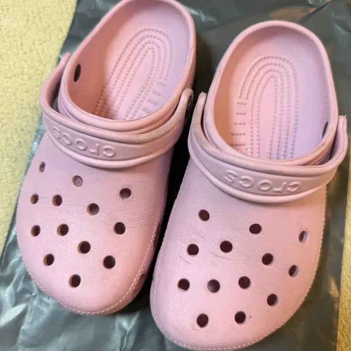 [BUNJANG] Crocs Pink J3 Clogs / 크록스 핑크 220